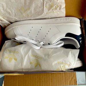 BNIB Navy Leather Stan Smith